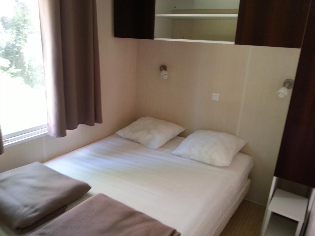 Camping Paradis Bellerive Montfrin 객실 사진