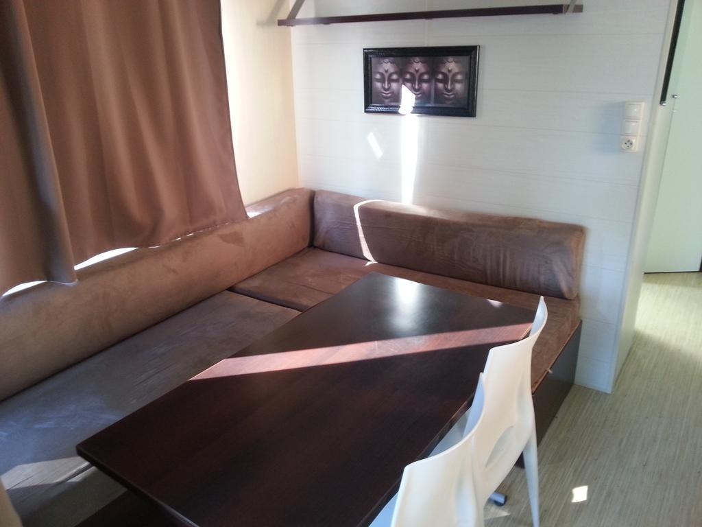 Camping Paradis Bellerive Montfrin 객실 사진